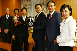 全日本ロードJSB1000クラス4連覇の中須賀選手、馳文部科学大臣を表敬訪問 画像