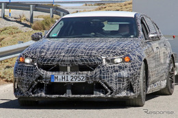 BMW史上最強セダンとなる『M5』次期型、量産仕様のフロントバンパーが丸見え 画像