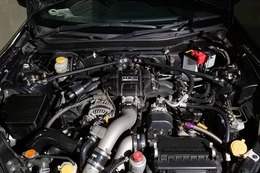 ドライカーボンがエンジンルームをレーシーかつ華やかに彩る！ HKSから86/BRZ（ZN6/ZC6）用「CARBON ENGINE COVER」「CARBON FUSE BOX COVER」が新発売 画像