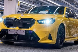 BMW『M5』新型、鮮やかなイエローボディがラインオフ 画像
