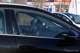 今後はアウディの定番か…開発中の『Q4 e-tron』新型、湾曲ディスプレイを激写！ 画像