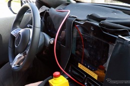 メルセデスベンツ『Cクラス』初の電気自動車が登場！ その運転席をスクープ