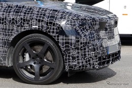 ド迫力！ 巨大23インチタイヤ装着、BMW『iX5』次期型の新たな“Mバッジ”の正体 画像