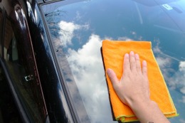 梅雨時のフロントウインドウが曇る理由、実は“内側の汚れ”が関係していた～Weeklyメンテナンス～ 画像