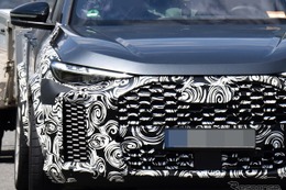 アウディのスーパーSUV『RS Q5』は630馬力級PHEVに!? ワイドボディの開発車両をスクープ