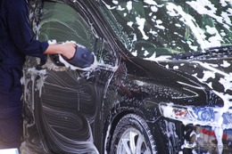炎天下の洗車はなぜNG？ 水ジミ・シャンプー跡を防ぐ夏の洗車方法～Weeklyメンテナンス～ 画像