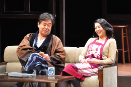 小泉今日子が巧みに家庭を操る？　エプロン主婦姿に喫煙シーンも！ 画像