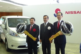 日産ゴーン社長「EVは復興力を高める」…福島県の2施設に e-NV200 を寄贈 画像