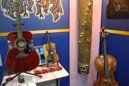 【光通信技術展16】 弦楽器が“スピーカー”に変身する装置、近日発売へ…日新化成 画像