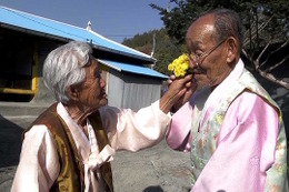 【特別映像】小さな花束のサプライズ…夫婦の愛にほっこり＆キュン『あなた、その川を渡らないで』 画像