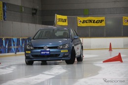 【ダンロップ ウィンターマックス02】スケートリンクで試乗走行…旧モデルと氷上比較 画像