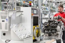 ポルシェ、新エンジン工場を稼働…新型 パナメーラ 用V8生産 画像