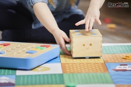 英国発、木製ブロックのプログラミング知育玩具「Cubetto」上陸は今秋 画像