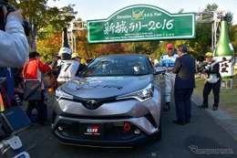 トヨタ C-HR、ラリー仕様がデモ走行…豊田社長がドライブ 画像