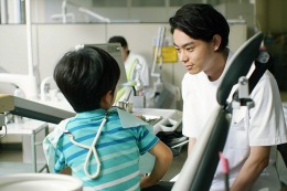 菅田将暉の“歯科医”姿も！ 『キセキ』場面写真が公開 画像