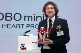 【東京モーターショー15】コミュニケーションロボ「KIROBO mini」が自動運転技術につながる可能性 画像