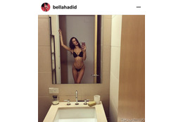 ベラ・ハディッド、セクシーな黒ビキニ姿を公開 画像