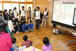 DNP体感型デジタル教材で絵の中を探検、春日小5年生が美術鑑賞に挑戦 画像