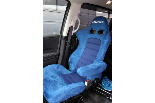 ブリッドのバケットシートにもブルー系の表皮をチョイス。インテリアのイメージはとことんブルーで統一している。