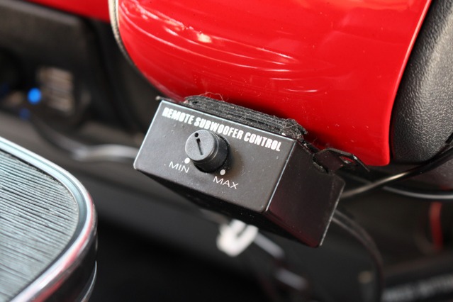 マッツ・プロオーディオのパワーアンプに付属しているサブウーファーコントロールを手元に設置。低音コントロールも自由自在。