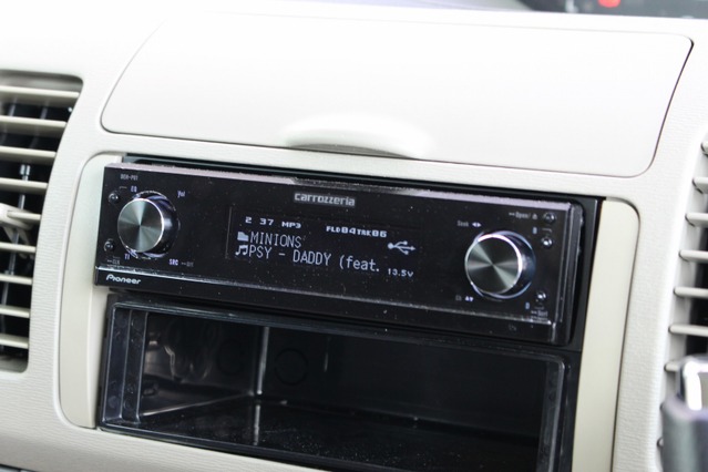 ヘッドユニットにはカロッツェリアのDEH-P01をチョイス。高機能&高音質な1DINヘッドでシステムをコントロールする。