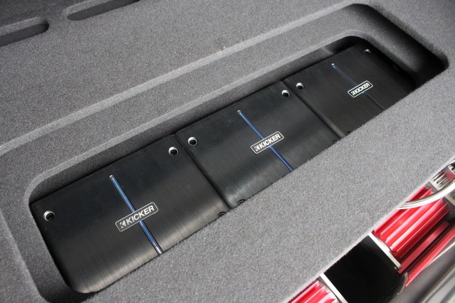 キッカーのパワーアンプIQシリーズを３台インストール。ボディ形状が同じ３台のアンプを並べたデザインもスマート。