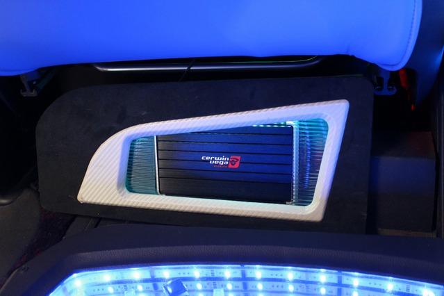 フロントシートの背面下部にボードを設置してサーウィンベガの小型アンプであるB50シリーズをインストール。