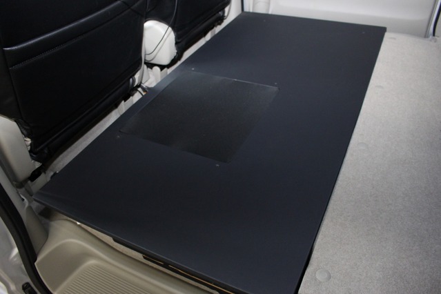 荷室前方の功績の折り畳みスペースを使ってオーディオボードを設置。荷室のフロアとぴたりとフラットに作られている。