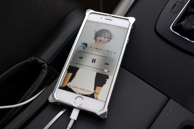 スマートフォンに保存してある曲も分け隔てなく車内で楽しむ。多彩な楽曲を車内で楽しむのもオーナー流だ。