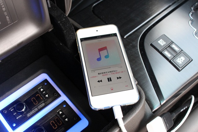 音源として用いているのはiPod。EDMなどを中心に多彩な音楽をライブラリーに用意。シーンに合わせた楽しみ方を実践する。