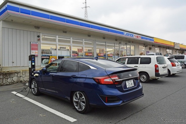 島根・江津の道の駅「サンピコごうつ」で遅い昼食と土産物の買い物の合間に普通充電。50分で20kmちょっとぶんEV走行レンジが延びる。悪くない。