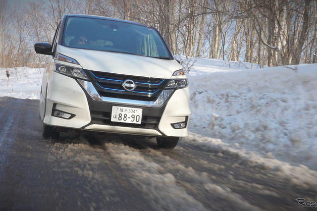 路面を白くする程度の薄い積雪はもちろん、タイヤが埋まるほど深く積もった雪でもしっかりと前へ進んでいく