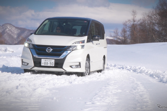 積雪した日本の道路で冬用タイヤ規制にもスタッドレスタイヤと同じようにチェーン装着なしで通行することが可能だ