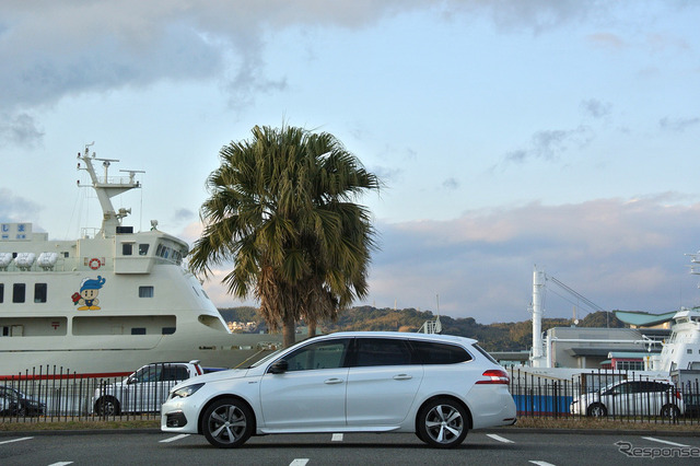 プジョー308SW HDi GT-Line。鹿児島港にて。