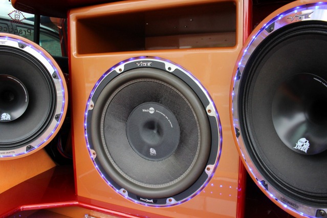センター奥には同じくヴァイブのサブウーファーをインストール。十分な音圧を発生させるハイクオリティなユニットだ。