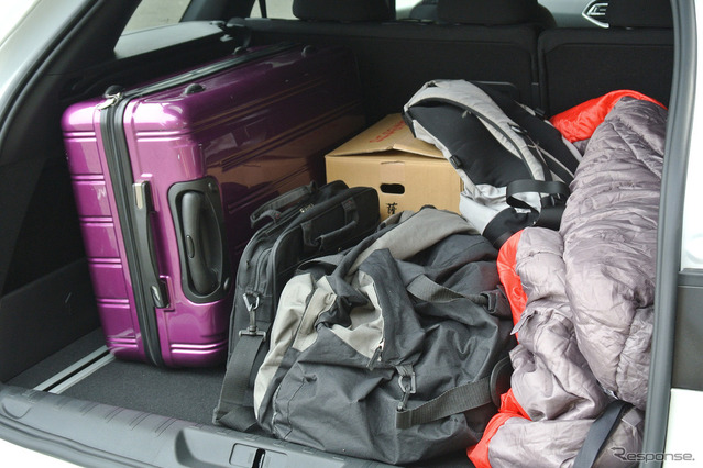 荷室に荷物を満載してみたが、収容力はCセグメントワゴンとしては抜群に高かった。