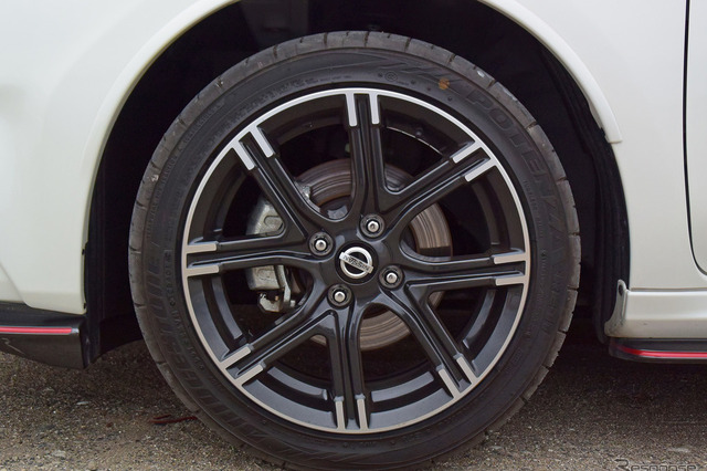 タイヤはブリヂストン「ポテンザRE-11」。モデルとしては古いが鬼グリップタイヤの一種だ。