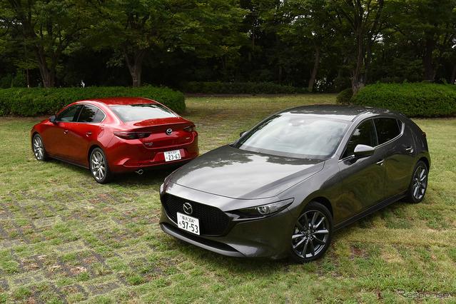 マツダ3 新型 ファストバック（手前）とマツダ3 新型セダン（奥）