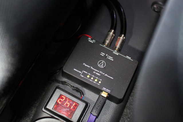 運転席と助手席の間にはパネルを設置してDAコンバーターであるAT-HRD1をインストールする。