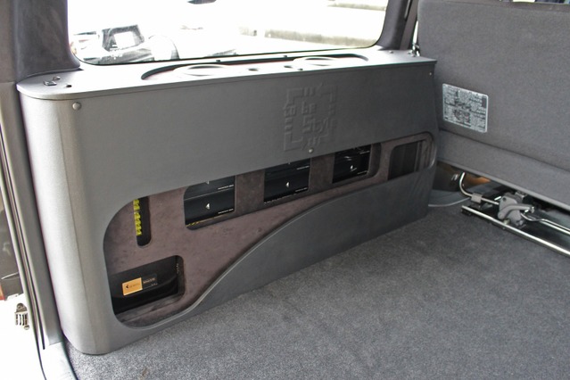 ボードの中央部にはパワーアンプやプロセッサー類、上部にはサブウーファーを設置するコンパクトな設計。