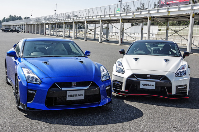 日産 GT-R 2020年モデル（左）とGT-R NISMO 2020年モデル（右）