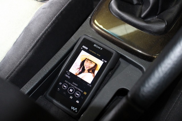 オーディオプレイヤーとして用いるのはウォークマン。高音質DAPとして多くのユーザーが車内で活用するユニットだ。