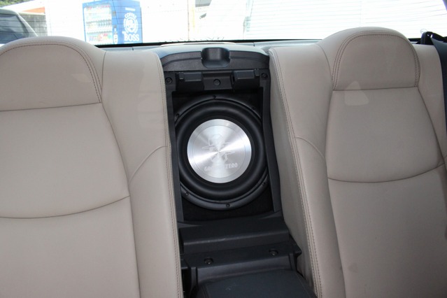 リアシートのトランクスルー部には車内用サブウーファーであるグラウンドゼロGZHW25Xの振動板が見える。