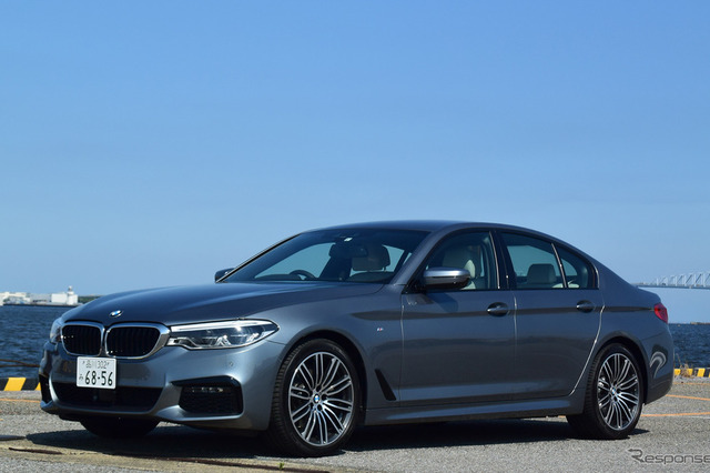 BMW 523d M Sportのフロントビュー。