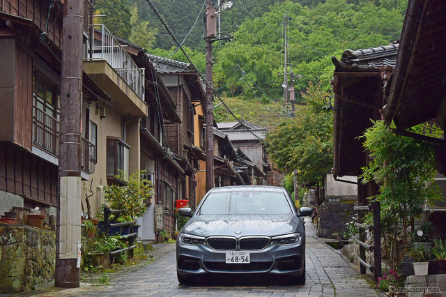 BMW 523d M Sport。静岡の旧東海道、宇津ノ谷宿にて。