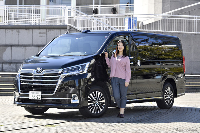 トヨタ グランエース Premiumとまるも亜希子さん