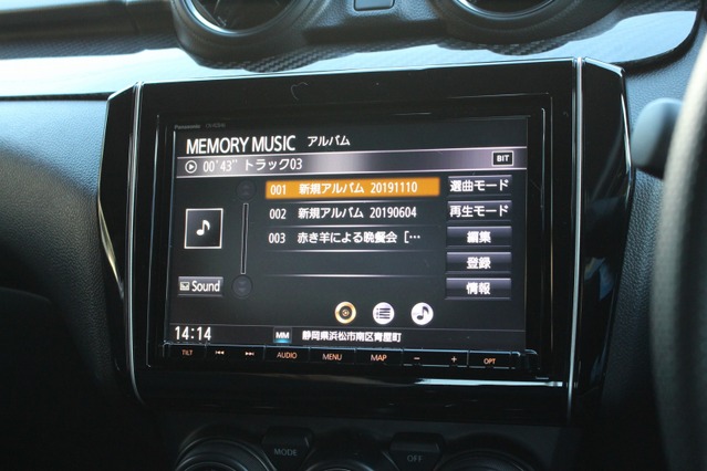 ヘッドユニットはディーラオプションのナビをそのまま利用。曲セレクトなどの操作性も考慮した普段使い優先の選択だ。