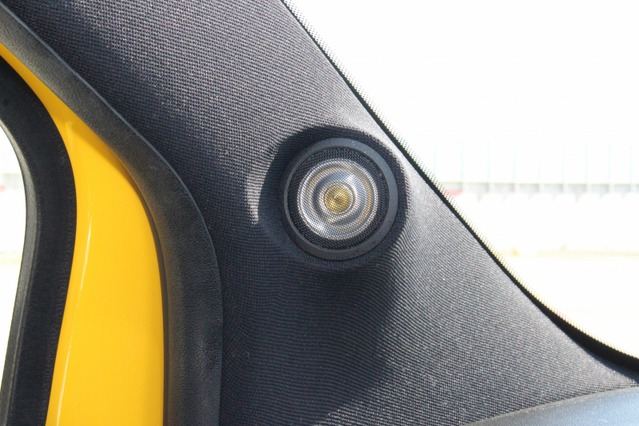 TS-V173SのトゥイーターはＡピラーにビルトイン取り付け。ピラーを加工して角度付けするなど、取り付けクオリティも高い。