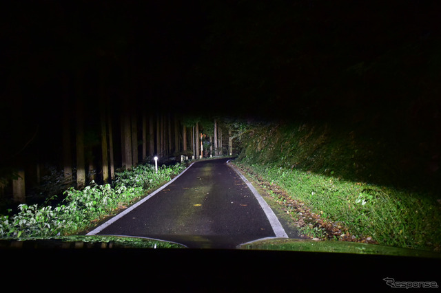 島根の山岳路を行く。ヘッドランプは明るいだけでなく照射範囲の広さ、照射ムラのなさ等々、満点という感じであった。さすがはロングツーリングの国の製品である。