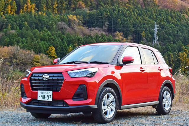 ダイハツ ロッキー「X」FWDのフロントビュー。